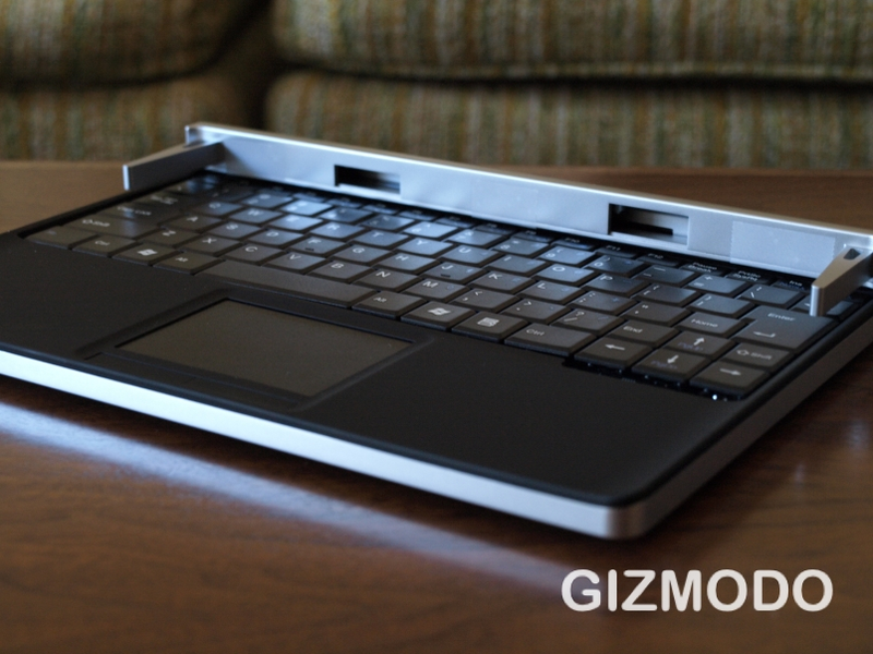 Illustration for article titled First Hands On: Touch Book Is Part-Netbook, Part-Tablet